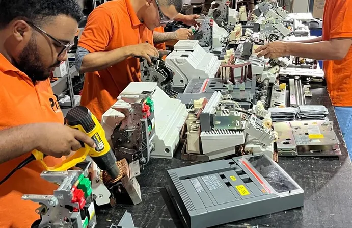 Manutenção de disjuntores da Pix Engenharia