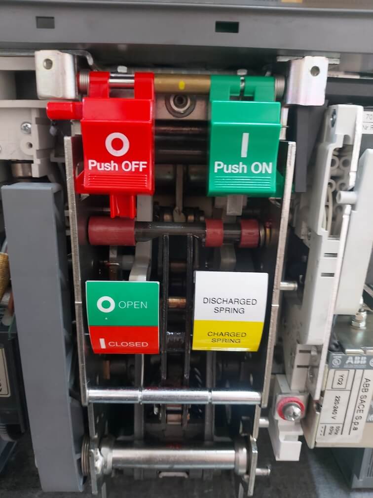 Manutenção em disjuntores de baixa tensão da Pix Engenharia