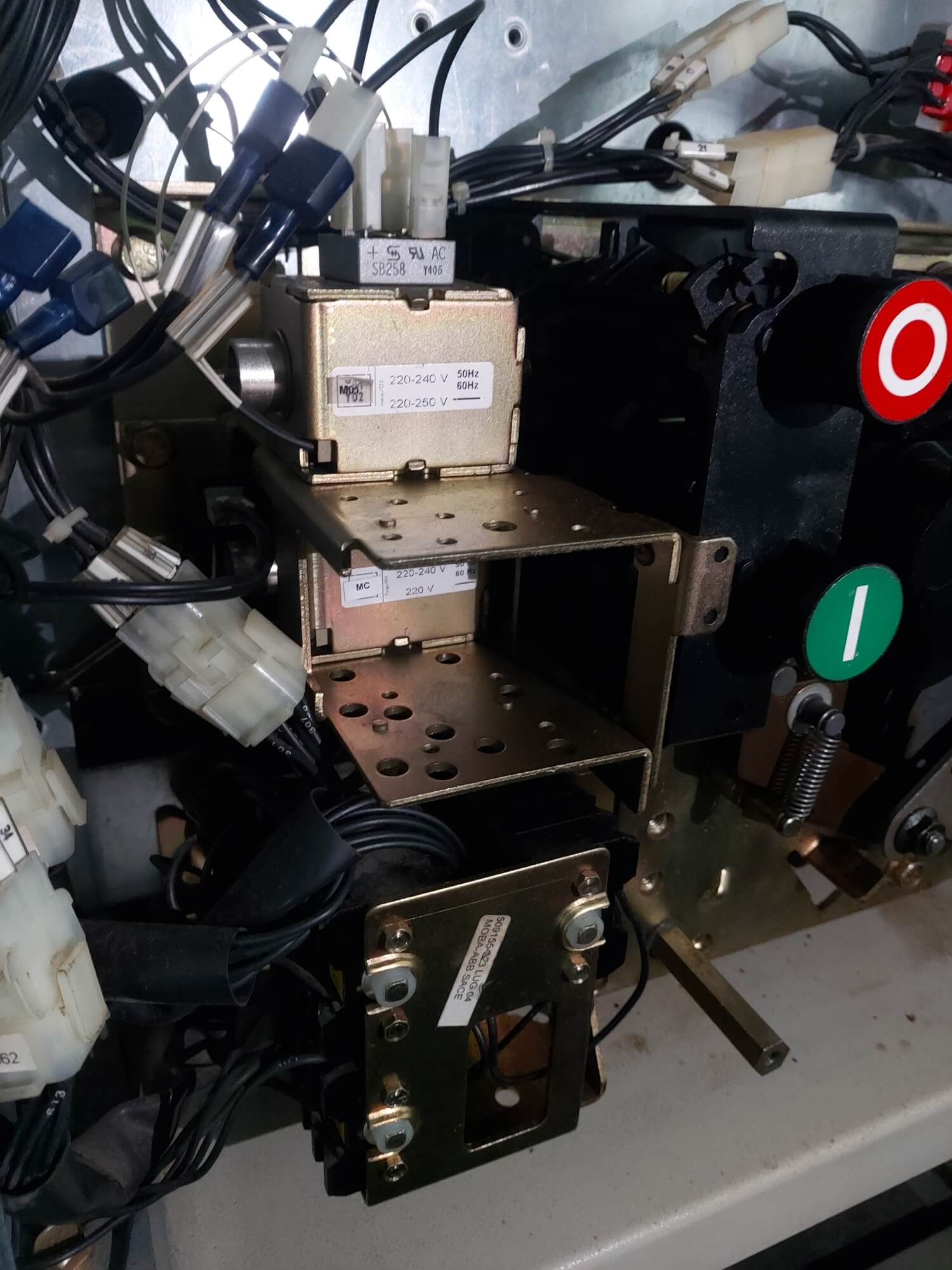 Manutenção em disjuntores de média tensão da Pix Engenharia