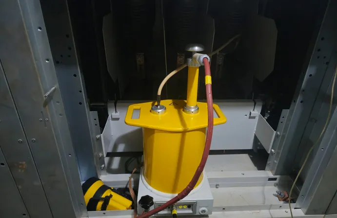 Teste de descarga parcial em cabos da Pix Engenharia